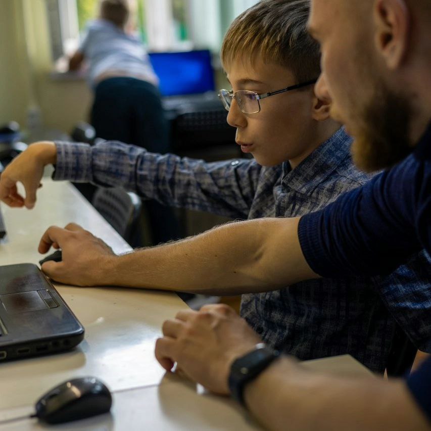 Преподаватель помогает ребёнку