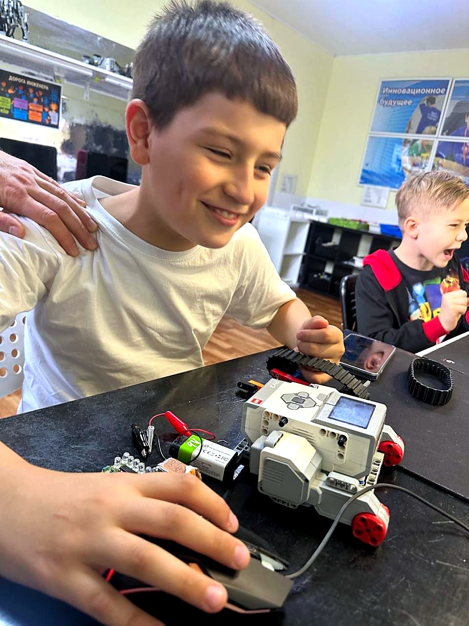 Два мальчика собирают робота на LEGO EV3