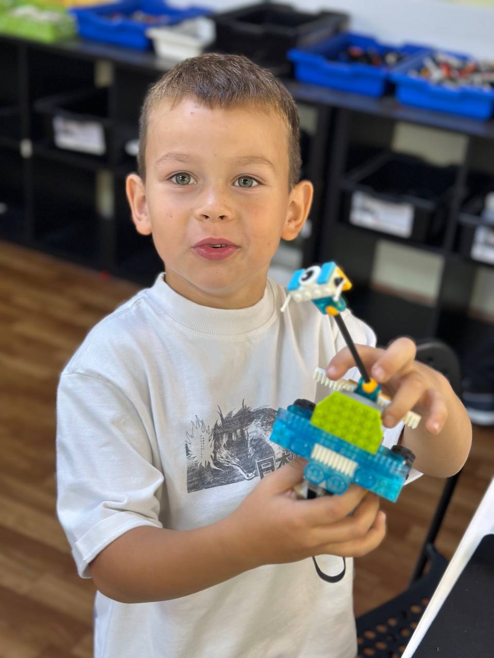 Улыбающийся мальчик с роботом на LEGO EV3