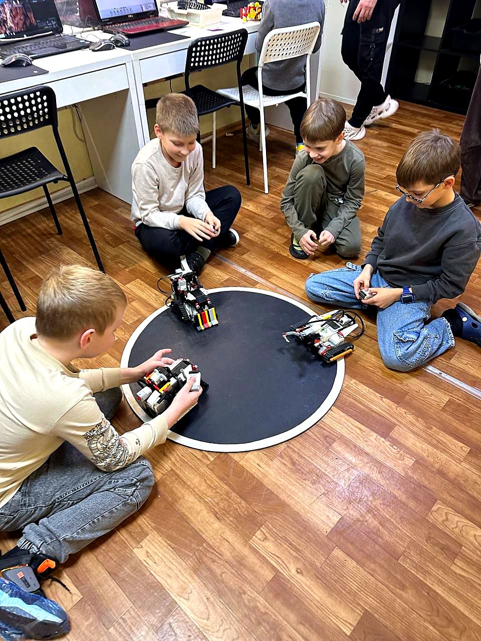 Мальчики тестируют робота на LEGO EV3, интенсив